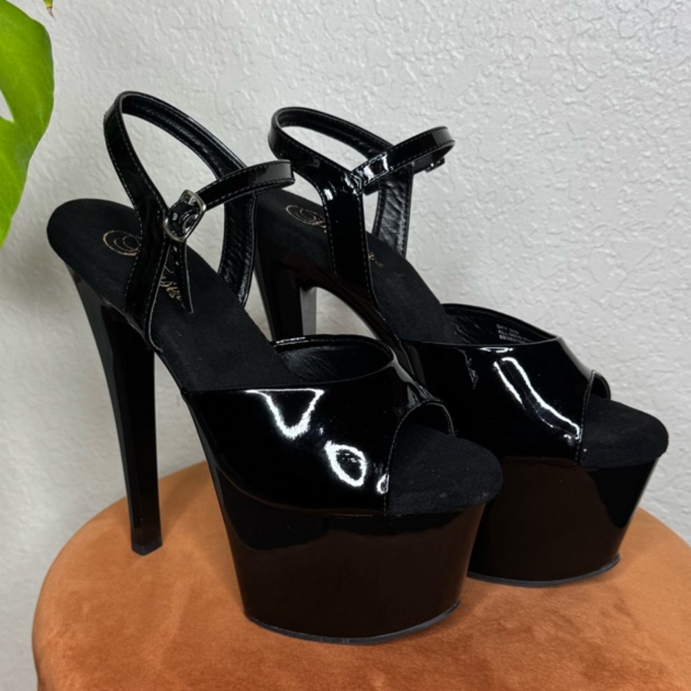 SOLD ON DEPOP🖤Classic Patent Pleasers🖤